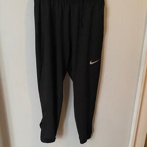 Nike Men’s Medium joggers with two zip side pockets and one back pocket
